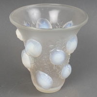 Vase « Saint François » en verre opalescent de René LALIQUE