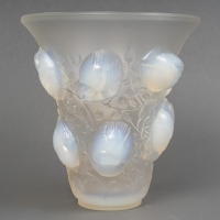Vase « Saint François » en verre opalescent de René LALIQUE