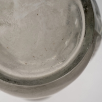 Carafe &quot;Oreilles Gravées&quot; verre blanc patiné gris de René LALIQUE