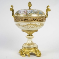 Une belle bonbonnière en porcelaine de Sèvres 1844