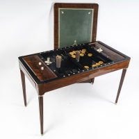 Table à jeux tric - trac de style Louis XVI.