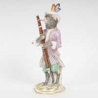 Figurine en porcelaine représentant un singe musicien, le hautbois, d&#039;après modèle de Kandler, l&#039;orchestre de la manufacture de Meissen, XXe siècle