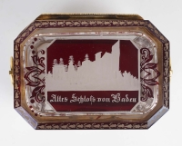 Coffret en cristal de Bohême, taillé à l&#039;effigie de châteaux allemands connus, serti en bronze à patine dorée, seconde moitié du XIXe siècle