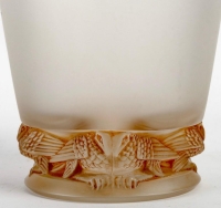 Vase &quot;Frise Aigles&quot; verre blanc patiné sépia créé par René LALIQUE