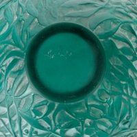 Vase &quot;Gui&quot; verre vert canard patiné blanc de René LALIQUE