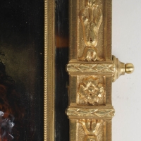 Elégante miniature émaillée sur plaque de cuivre, portrait d’une jeune femme de profil, période Art Nouveau, début du XXe siècle.