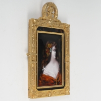 Elégante miniature émaillée sur plaque de cuivre, portrait d’une jeune femme de profil, période Art Nouveau, début du XXe siècle.