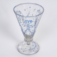 Vase Cornet &quot;Libellules, Fleurettes et Nœuds&quot; verre blanc émaillé bleu et blanc d&#039;Emile GALLE