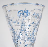 Vase Cornet &quot;Libellules, Fleurettes et Nœuds&quot; verre blanc émaillé bleu et blanc d&#039;Emile GALLE