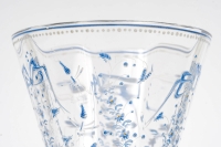 Vase Cornet &quot;Libellules, Fleurettes et Nœuds&quot; verre blanc émaillé bleu et blanc d&#039;Emile GALLE