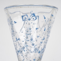 Vase Cornet &quot;Libellules, Fleurettes et Nœuds&quot; verre blanc émaillé bleu et blanc d&#039;Emile GALLE