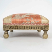 Tabouret repose-pieds carré en bois laqué de style Louis XVI vers 1900