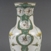 Vase en porcelaine dans les tons de verts et jaunes, à décor floral et géométriques, travail français signé F. Brocard, fin du XIXe siècle, période Art Nouveau