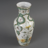 Vase en porcelaine dans les tons de verts et jaunes, à décor floral et géométriques, travail français signé F. Brocard, fin du XIXe siècle, période Art Nouveau