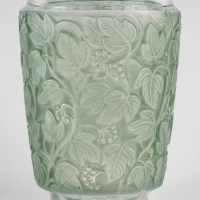 Vase &quot;Deauville&quot; verre blanc patiné vert de René LALIQUE