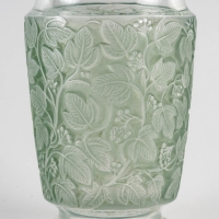 Vase &quot;Deauville&quot; verre blanc patiné vert de René LALIQUE