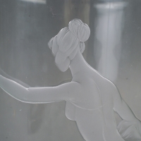 Vase en cristal taillé et gravé, décor d’une danseuse gravé, XXème siècle.