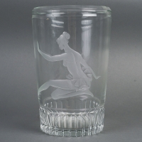 Vase en cristal taillé et gravé, décor d’une danseuse gravé, XXème siècle.