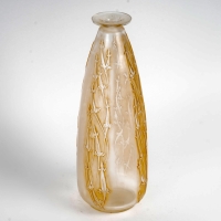Vase &quot;Quatre Groupes de Lézards&quot; verre blanc patiné sépia de René LALIQUE
