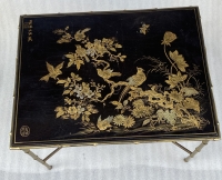 1950′ Table Maison Baguès Ou Maison Jansen Décor Bambou en Bronze Doré Avec Plateau Laque de Chine Aux Oiseaux Et Fleurs