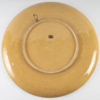 Plat en céramique émaillée à décor polychrome représentant un canard colvert Production de la manufacture de Sèvres, signé Emile Richard, période art nouveau, circa 1900.