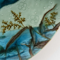 Plat en céramique émaillée à décor polychrome représentant un canard colvert Production de la manufacture de Sèvres, signé Emile Richard, période art nouveau, circa 1900.