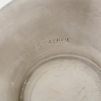 Carafe &quot;Lézards&quot; verre blanc patiné gris de René LALIQUE