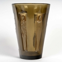 Vase &quot;Six Figurines&quot; verre topaze fumé patiné sépia de René LALIQUE