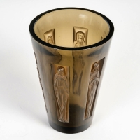 Vase &quot;Six Figurines&quot; verre topaze fumé patiné sépia de René LALIQUE