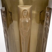 Vase &quot;Six Figurines&quot; verre topaze fumé patiné sépia de René LALIQUE