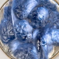 Broche &quot;Trois Anges&quot; verre blanc sur clinquant bleu de René LALIQUE