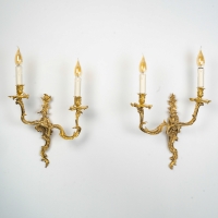 Série de quatre d’appliques à deux bras de lumière à décor aux Chinois en bronze ciselé et doré vers 1850-1870