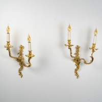 Série de quatre d’appliques à deux bras de lumière à décor aux Chinois en bronze ciselé et doré vers 1850-1870