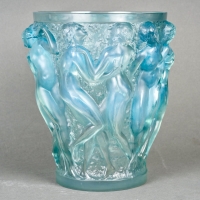 Vase &quot;Bacchantes&quot; verre opalescent patiné bleu de René LALIQUE