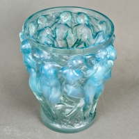Vase &quot;Bacchantes&quot; verre opalescent patiné bleu de René LALIQUE