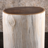 Bout de canapé de couleur ivoire, table d’appoint à roulettes en bois blanchie, construit dans un tronc d’arbre, XXème siècle.