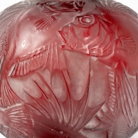 Vase &quot;Poissons&quot; verre rouge multicouches patiné blanc de René LALIQUE