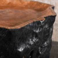 Bout de canapé, table d’appoint à roulettes en bois noirci, construit dans un tronc d’arbre, XXème siècle.
