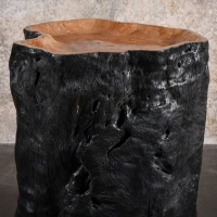 Bout de canapé, table d’appoint à roulettes en bois noirci, construit dans un tronc d’arbre, XXème siècle.