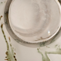 Vase &quot;Grande Boule Lierre&quot; verre blanc patiné vert et sépia de René LALIQUE
