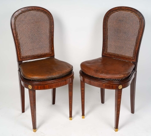 Paire de chaises en marqueterie, bronze doré et galette de cuir, XIXème siècle||||||||||