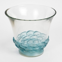 Vase &quot;Monaco&quot; verre blanc patiné bleu de René LALIQUE