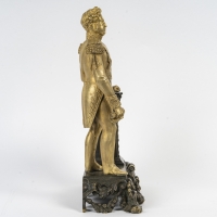 Sculpture en bronze à patine dorée et brune, représentant Louis Philippe en pied, sur un socle ornemental, travail français du XIXe siècle.