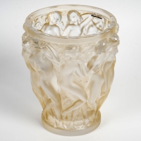 Vase &quot;Bacchantes&quot; cristal incolore finition lustré or de LALIQUE France
