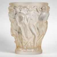 Vase &quot;Bacchantes&quot; cristal incolore finition lustré or de LALIQUE France