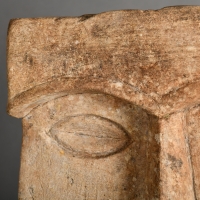 Sculpture, stèle en pierre représentant une divinité ancienne, XXème siècle.