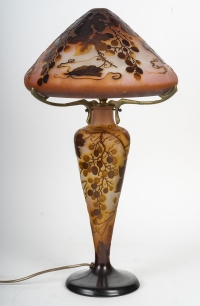 émile Gallé - Grande Lampe Champignon à Décor De Raisins Et Vignes, Pâte De Verre Art Nouveau