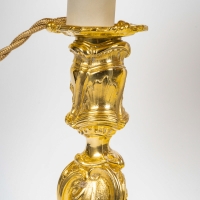 Paire de flambeaux Rocaille montée en lampes en bronze ciselé et doré dans le style Louis XV vers 1850