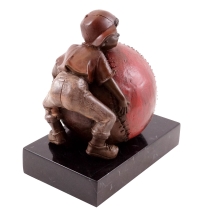 Sculpture en bronze représentant l’enfant et la joie du baseball, XXème siècle.