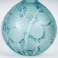 Vase &quot;Milan&quot; verre blanc patiné bleu de René LALIQUE